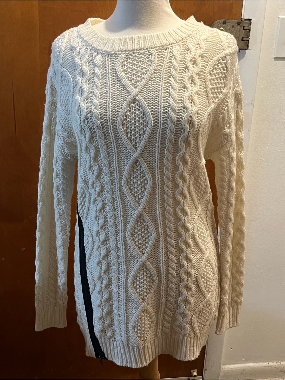 J.O.A. (Just One Answer) Women’s Los Angeles Cream Cable-Knit Sweater. Size XS